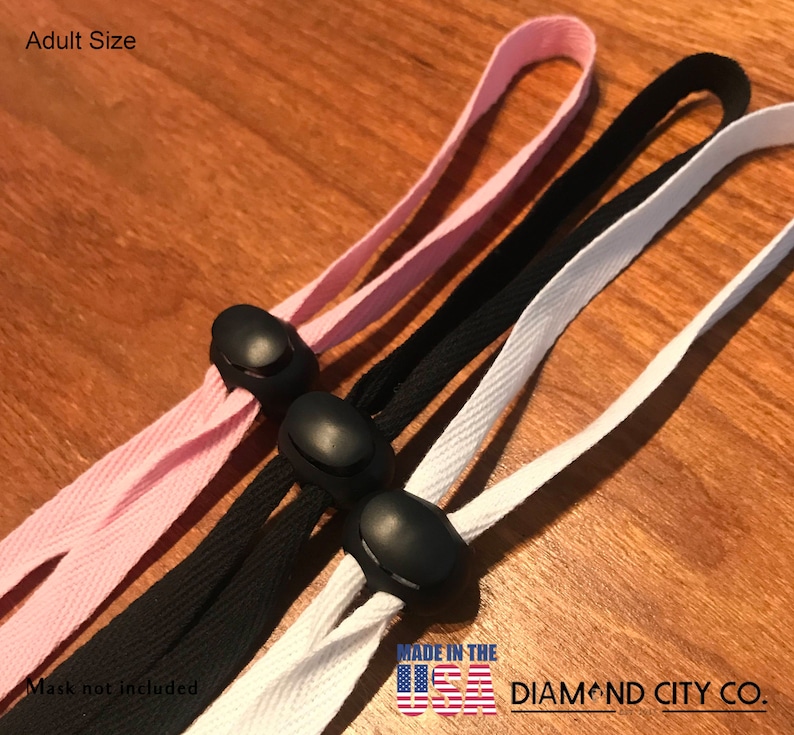 Puede incluir: Tres extensores de correa para mascarilla en rosa, negro y blanco con clips de pl&aacute;stico ajustables. Los extensores est&aacute;n hechos en los EE. UU. y vendidos por Diamond City Co. Talla para adultos.
