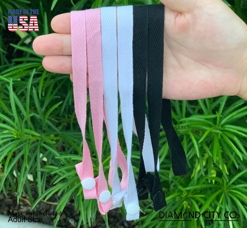 Puede incluir: Cinco correas de algod&oacute;n de diferentes colores con hebillas ajustables. Las correas son de color rosa, blanco, negro y dos correas negras m&aacute;s. Las correas est&aacute;n hechas en los EE. UU. El texto "DIAMOND CITY CO." es visible en la imagen.