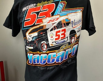 Peut inclure: T-shirt noir avec un motif de voiture de course, affichant le numéro 53 en rouge et blanc. Le t-shirt comprend le texte "VACCARO Motorsports" et "VACCARO Auto & Service". Le motif est imprimé au dos du t-shirt.