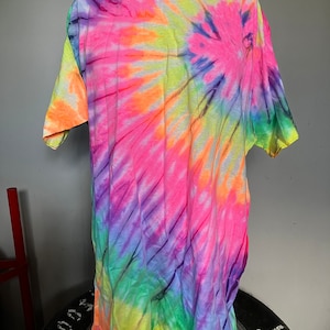 Camiseta tie-dye en blanco con remolino de arcoíris de stock muerto OSFA 90&#39;s