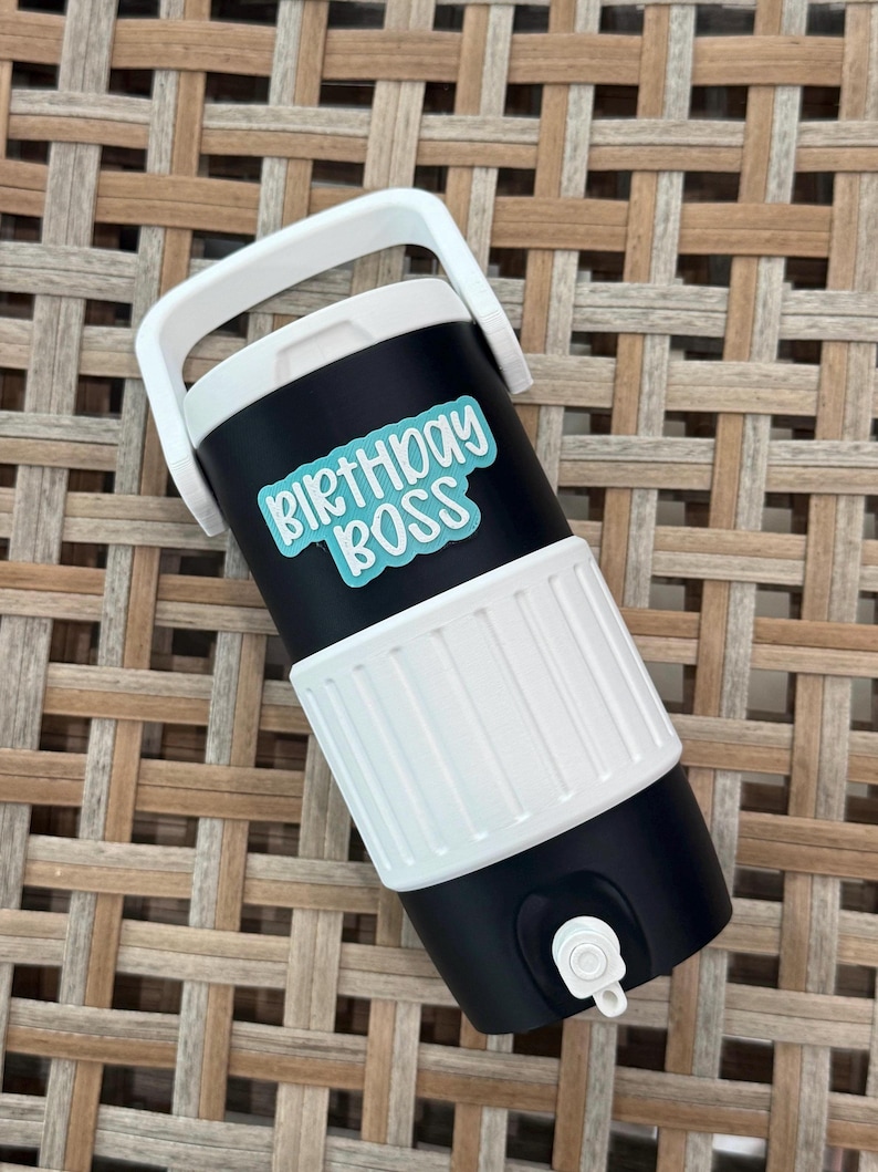 Enfriador de latas delgado personalizado con pajita / Portavasos Birthday Boss / Enfriador de latas delgado personalizado / Soporte para Alani, White Claw, Celsius imagen 1