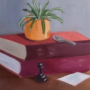 Könnte beinhalten: Ein Ölgemälde zeigt ein Stillleben mit zwei Büchern, rot und violett, gestapelt. Auf den Büchern steht ein kleiner orangefarbener Topf mit einer grünen Pflanze, daneben ein silbernes Objekt, ein schwarzes Tintenfass und ein weißes Papier.