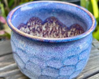 Mate de cerámica artesanal, también recipiente para agua caliente y fría - Tonos azulados - Facetado, con pie - Capacidad 9 onzas