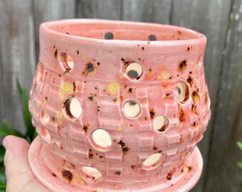 Maceta de cerámica artesanal con forma de flor de durazno y platillo incorporado para orquídeas. Medidas: 5" x 4" de alto.