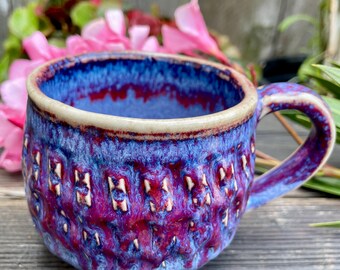 Taza de cerámica artesanal en tonos morados - Tallada, con base y asa cómoda - Capacidad: 355 ml (12 oz)