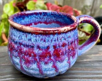 Taza de cerámica artesanal con forma de caldero, tonos morados y capacidad para 414 ml (14 oz).