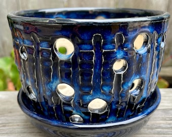 Maceta para orquídeas tallada a mano artesanalmente en azul medianoche con platillo a juego - 5" de diámetro