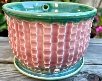Jardinera colgante de cerámica texturizada manualmente en color rosa y verde. ¡Colores brillantes! - ¡Un hermoso complemento para el hogar o el patio! - ¡Un regalo considerado!