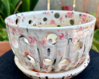Maceta colgante para orquídeas hecha a mano con platillo - Colores baya, melocotón y gris - Casi 5 pulgadas de ancho y 3 pulgadas de profundidad
