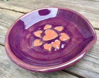 Ceramic purple and coral spoon rest - Manually drawn and glazed coral hearts on a lovely purple background - Handcrafted - Gift for MOM!