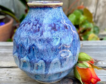 Porcelana derretida de color púrpura sobre jarrón pequeño azul claro - Cuello elegante, facetado y con patas - Preciosa decoración para el hogar o la oficina - ¡Regalo majestuoso!
