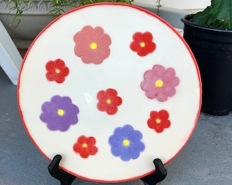 Precioso plato decorativo de cerámica pintado a mano con flores "Dando la bienvenida a la primavera" - Decoración del hogar