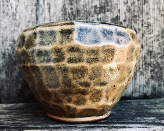 Jarrón de porcelana, jarrón de bronce/oro. Cerámica hecha a mano. Jarrón tirado a rueda, tallado a mano y cocido alto. Florero de flores frescas recogidas