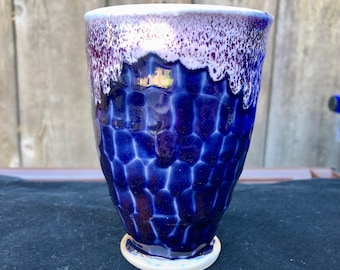 Exquisito jarrón pequeño en tonos morados, lavanda y azules. Gotea morado sobre facetas geométricas azules. Impresionante. Perfecto para pequeños arreglos florales.