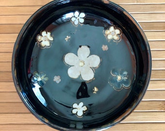 Cuenco decorativo de porcelana de tamaño mediano con pie - Flores pintadas a mano - Torneado y horneado a alta temperatura - Duradero y hermoso - Regalo considerado