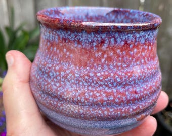 Mate de cerámica artesanal con acabado esmaltado en color púrpura mágico. Capacidad para 295 ml (10 onzas).
