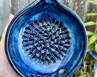 Pelador de hierbas/rallador de ajo/reposacucharas artesanal - 5" de diámetro - Esmaltado en tonos azules