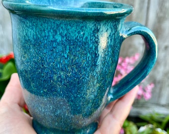 Taza de cerámica verde esmeralda facetada con base para café o té, con tonos azul y verde que se funden, con tonos pavo real. Hermosa y única. Un regalo encantador.