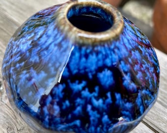 Jarrón de porcelana - Azul cobalto fundido sobre fondo azul medianoche - Hecho a mano - Facetado, ¡simplemente adorable! ¡Un regalo encantador para ella!