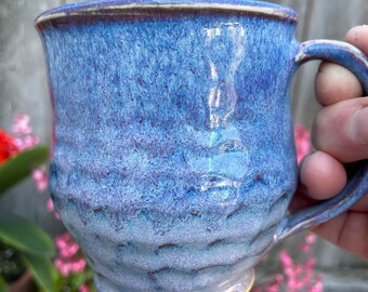 Taza de porcelana hecha a mano en tonos morados - Facetada y con base - Capacidad: 14 onzas