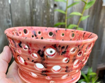 Maceta artesanal para orquídeas esmaltada en color coral con toques de colores complementarios - 6,5 pulgadas de diámetro