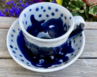 Juego de taza y cuenco de porcelana azul y blanca - Facetado y con patas - Meticulosamente hecho a mano. La taza tiene capacidad para 11 oz, el tazón tiene capacidad para 12 oz: ¡un regalo bien pensado!
