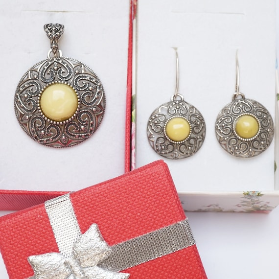 Amber jewellery shop set
