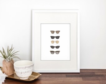 Puede incluir: Una impresión enmarcada de cinco estilos diferentes de gafas de sol, cada una con una lente de color diferente. Las gafas de sol están dispuestas verticalmente en una fila, con la parte superior de color marrón, la segunda de color negro, la tercera de color beige, la cuarta de color negro y la inferior de color marrón.