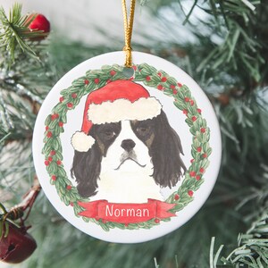 Personalisierte Cavalier King Charles Spaniel (Tricolor) Chanukka oder Weihnachtsverzierung