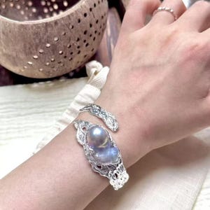 Großes Barockperlenarmband, handgefertigter Perlenarmreif, minimalistisches Armband, asymmetrisches Statement-Armband, unregelmäßiges Barockperlenarmband
