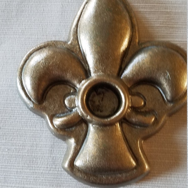 Single Table Fleu de lis Candle Holder- bougeoir plat fleur de lis