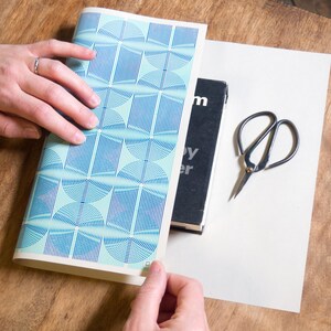 Carta da regalo Risograph ecologica – Motivo “Spin Cycle” su carta riciclata, 11x17 pollici