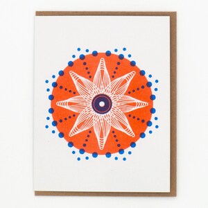 Spirograph Mandala Notecard in rood en blauw, blanco binnenin