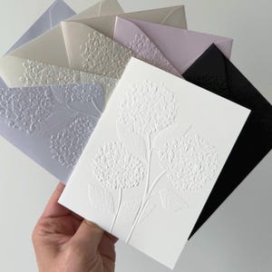 Cartes et enveloppes florales d'hortensias en relief - Carte pliée vierge de 4,25 x 5,5 po. avec enveloppe A2, papeterie pour mariage élégant et occasion spéciale