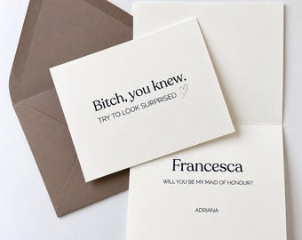 Cartão de proposta de dama de honra dobrado, 10,8 x 14 cm, com envelopes A2, "Você sabia, querida? Tente parecer surpresa", para casamento.