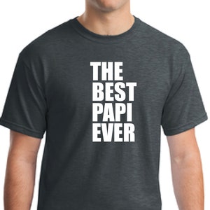 Könnte beinhalten: Ein dunkelgraues T-Shirt mit dem Aufdruck "THE BEST PAPI EVER" in Weiß.