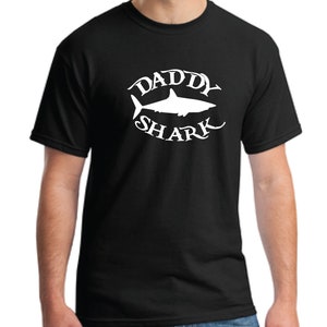 Prezent dla taty Koszulka Daddy Shark (TM) - koszulka oceaniczna - koszulka plażowa - koszulka tropikalna - koszulka wakacyjna - koszulka z motywem życia morskiego - koszulka z motywem zwierząt oceanicznych - koszulka z rekinem
