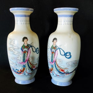 Orientalische feine Porzellanvasen Set/2. Asiatische Dame auf Vorderseite; Chinesische Schrift auf der Rückseite, 31 cm hoch