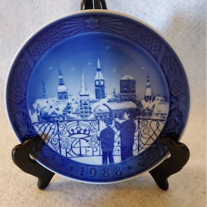 Royal Copenhagen &quot;Christmas Eve in Copenhagen&quot; Plate