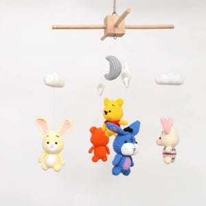 Mobilny łóżeczko z Kubusiem Puchatkiem. Ręcznie robiony mobilny łóżeczko, dekoracja pokoju dziecięcego z pszczołami i przyjaciółmi, prezent na baby shower, spersonalizowany prezent