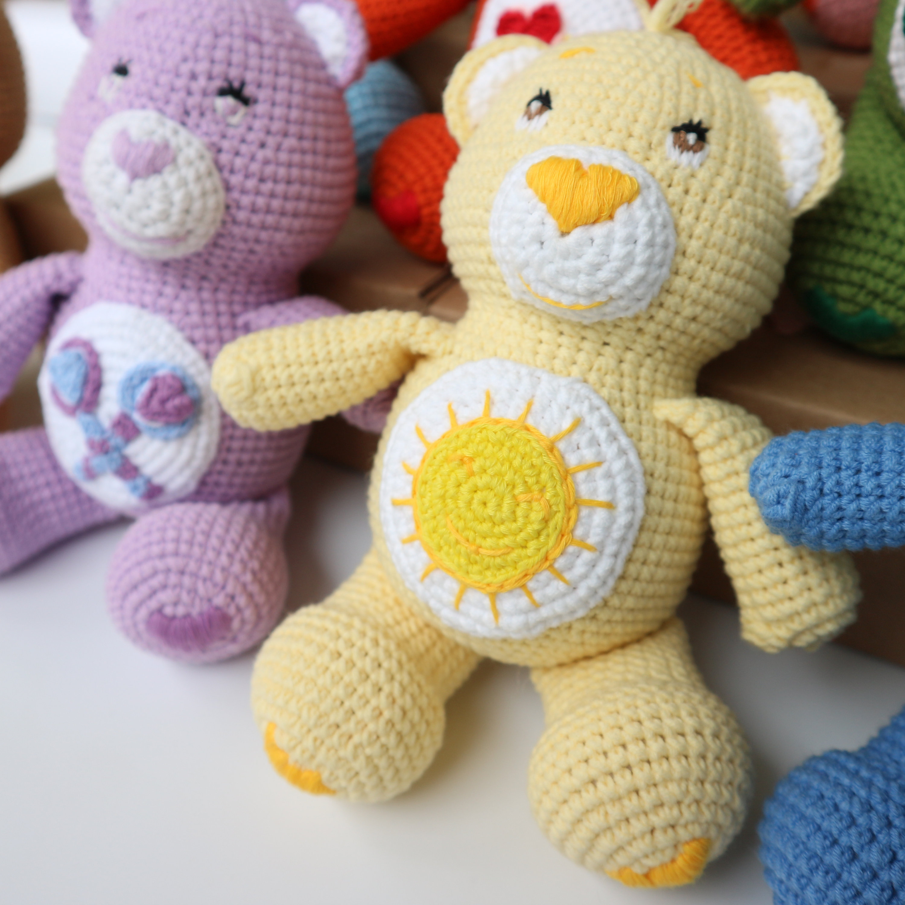 かぎ針編みのケアベア：ミニチュアあみぐるみぬいぐるみ（7インチ