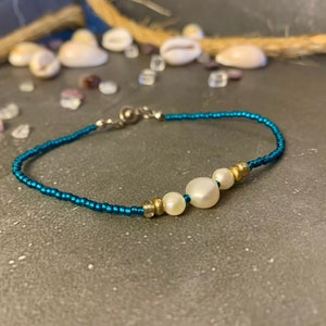 Freshwater Pearl Bracelet with Blue Beads Representing the Ocean Love