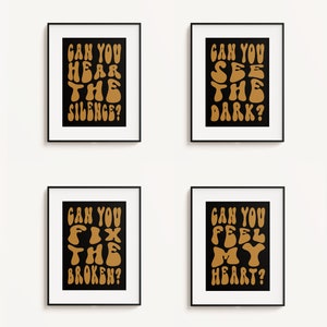 Puede incluir: Cuatro impresiones enmarcadas en blanco y negro con texto dorado. El texto dice "Can you hear the silence?", "Can you see the dark?", "Can you fix the broken?", y "Can you feel my heart?"