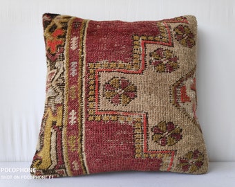 Peut inclure: Un coussin de décoration rouge, beige et or avec un motif traditionnel de kilim turc.