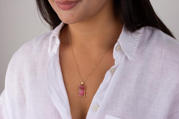 Handmade Daisy Flower Necklace, Gold Plated Resin Pendant, Valentines Day Gift for Her, Romantic Jewelry Gift, Trendy Minimal Jewelry