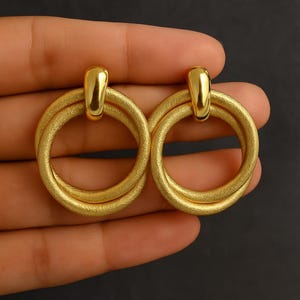 Brincos de argola redondos texturizados em ouro vintage, joias marcantes em estilo retrô ousado, brincos de círculo duplo grossos dos anos 80 para mulheres, ideia de presente