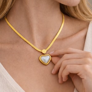 Collar con flor de margarita prensada, collar con colgante dorado para mujer, joyería minimalista para el día a día, idea de regalo romántico, regalo para el Día de la Madre.