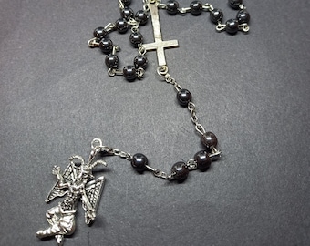 Rozenkrans hematiet, zegel van Satan en omgekeerd kruis met baphomet: satanische rituele sieraden