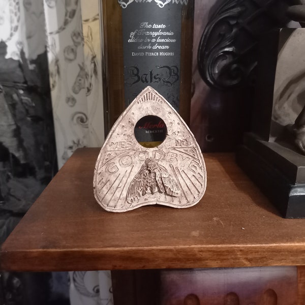 Unieke met de hand gebeeldhouwde Oddity nieuwsgierigheid goth gotische heksengriezelige "Death head Moth2 op Ouija Planchette V2" muurhangende kunst in verouderde botafwerking