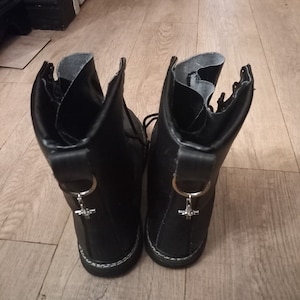 Gotycka czarownica, czarownictwo okultystyczne, pogańskie, satanistyczne, kult diabła „odwrócony krucyfiks, zawieszka do butów, torby lub brelok”